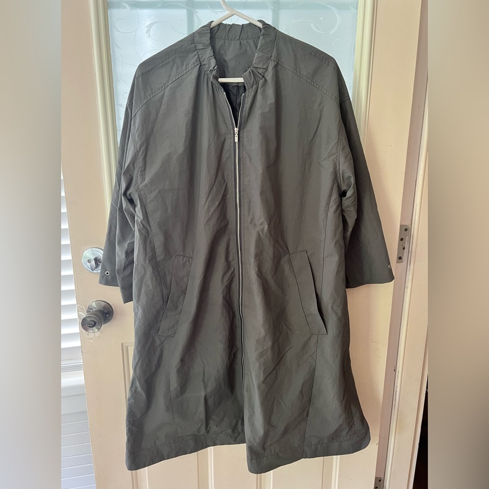 Mimo nylon zip up lined 3/4 sleeve gray jacket with elastic collar,black lining